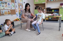 Pani doktor pokazuje dzieciom jak wygl¦uda pobieranie krwi.