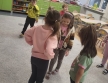 Dzieci podczas zabawy ruchowej w trakcie realizacji zadania projektowego.