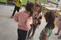Dzieci podczas zabawy ruchowej w trakcie realizacji zadania projektowego.