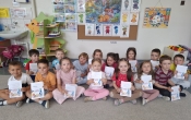 Dzieci z grupy Wiewi+-reczki pozuj¦u do zdj¦Öcia ze swoimi ksi¦u+-eczkami projektowymi.