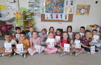 Dzieci z grupy Wiewi+-reczki pozuj¦u do zdj¦Öcia ze swoimi ksi¦u+-eczkami projektowymi.
