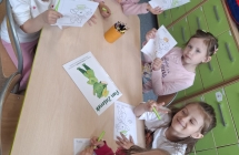 Dziewczynki koloruj¦u kolorowank¦Ö z czuciakiem.
