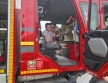 Ch+eopiec z dziewczynk¦u w kabinie wozu stra+-ackiego.