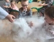 Dzieci dotykaj¦u suchy l+-d.