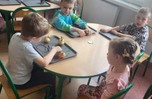 Dzieci sprawdzaj¦u czy ziemniak mo+-e wytworzyc pr¦ud