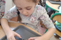 Dziewczynka magnesem przyci¦uga opi+eki +-elaza.