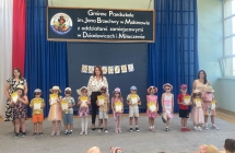 Dzieci w grupy Wiewioreczki wraz z Paniami i Pania dyrektor pozuja do zdjecia.
