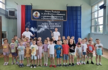 Wiewioreczki i Zabki pozuja do wspolnego zdjecia z Cryoznawca.