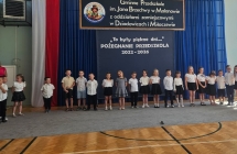 Szesciolatki  z gr. IX na tle napisu -To byly piekne dni