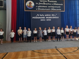 Szesciolatki z gr. IX na tle napisu -To byly piekne dni