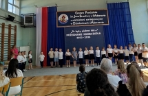 Dzieci z gr. IX sluchaja zyczen od p. dyrektor.