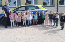 Dzieci z grupy II przy radiowozie policyjnym