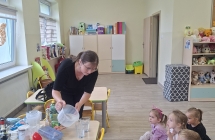 1. Dzieci obserwuja wlewanie wody do pojemnikow.