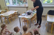 3. Przelewanie zanieczyszczonej wody przez sito.