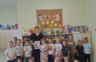 9. Zdjecie grupowe z zaproszonym gosciem
