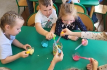 Zabawy i eksperymenty podczas Dnia Kropki w grupie Wiewioreczek. Dzieci za pomoca pipet tworza kolorowe kropkowe wulkany.