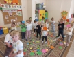 Maluszki na dywanie podczas zabawy z kropkami.