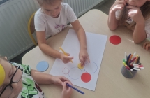 2. Dzieci odrysowuja kola na duzej kartce.