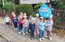 Dzieci z grupy Niedzwiadki podczas przemarszu z transparentem SOS dla wody!