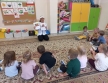 Dzieci sluchaja p. kucharki opowiadajacej o zdrowym odzywianiu.