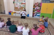 Pani kucharka demonstruje plansze ze zdrowa zywnoscia.