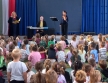 Przedszkolaki sluchaja gry muzykow.