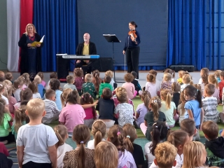 Przedszkolaki sluchaja gry muzykow.
