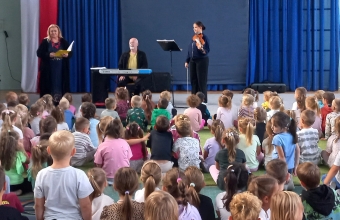 Przedszkolaki sluchaja gry muzykow.