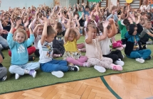 Dzieci klaszcza w rytm melodii utworow.