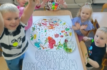 Dzieci podczas wykonywania wspolnej pracy plastycznej grupa IX