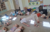 6. Wykonywanie cwiczenia w lezeniu na plecach.