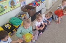 10. Ogladanie i dotykanie pilki z wypustkami.
