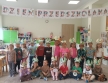 dzien przedszkolka grupa II zdjecie w opaskach