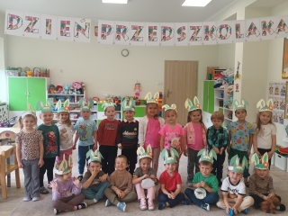 dzien przedszkolka grupa II zdjecie w opaskach