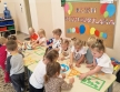 Dzieci z gr I podczas zabawy figurami przy stolikach..