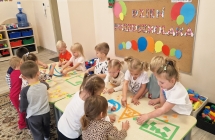 Dzieci z gr I podczas zabawy figurami przy stolikach..