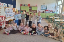 zdjecie grupowe z lancuchem zyczliwosci