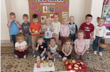 Maluszki z gr. I - zdjecie grupowe z jablkami i przetworami z jablek.