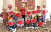 Dzieci z gr. I prezentuja swoje prace plastyczne - czerwone jablka.