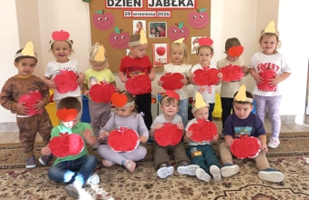 Dzieci z gr. I prezentuja swoje prace plastyczne - czerwone jablka.