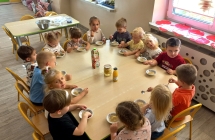 Dzieci z gr. I  podczas degustacji musu jablkowego.