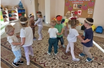 Maluszki podczas zabawy muzyczno-ruchowej w parach.