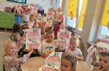 dzieci wykonuja prace plastyczna