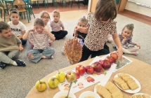 dzieci licza jablka