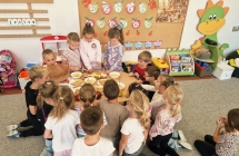 dzieci kroja jablka