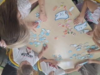 5. Ukladanie puzzli tematycznych.