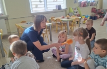 3. Dzieci mowia do mikrofonu, dziela sie swoimi wiadomosciami.