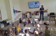 1. Dzieci ogladaja prezentacje nt. zebow.