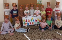 Dzieci z gr. I  prezentuja portret grupy.