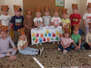 Dzieci z gr. I prezentuja portret grupy.